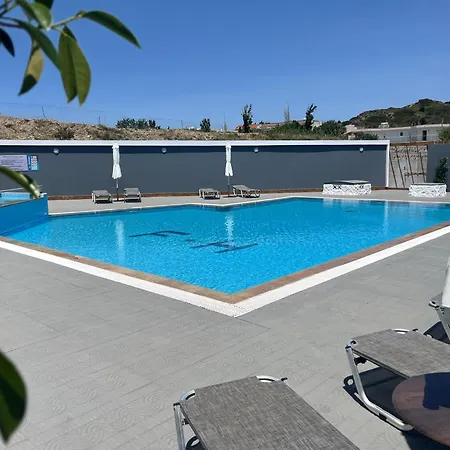Family House Φαληράκι