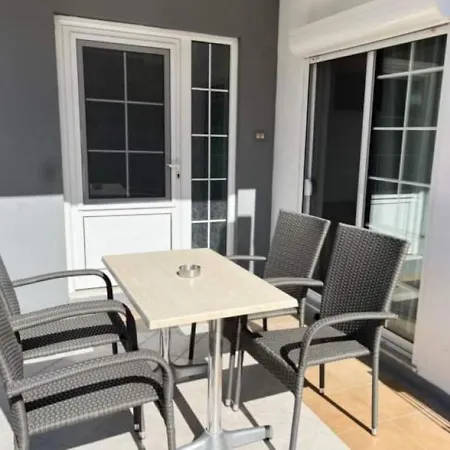 Family House Ξενοδοχείο με διαμερίσματα Φαληράκι