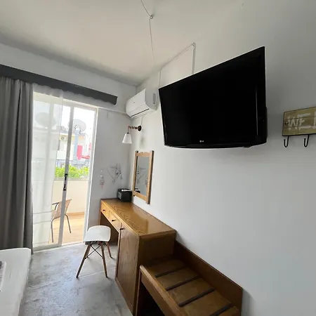 Family House Ξενοδοχείο με διαμερίσματα Φαληράκι