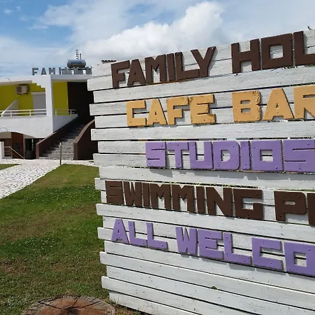 Family House 아파트호텔 팔리라키