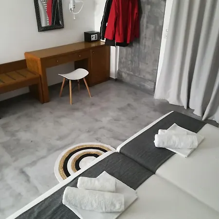 Family House 아파트호텔 팔리라키