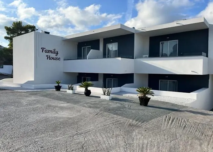 Family House فاليراكي