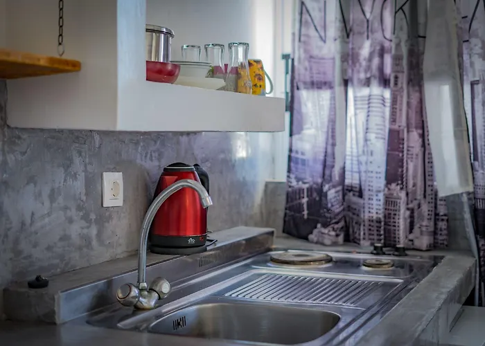 Family House فاليراكي