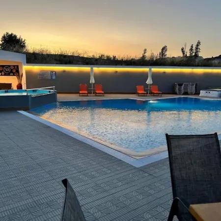 Ξενοδοχείο με διαμερίσματα Family House 4*