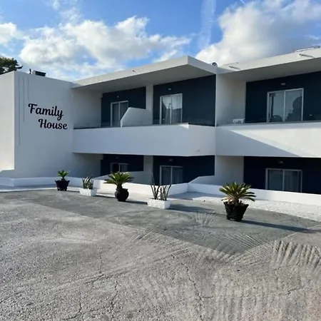 Family House Φαληράκι