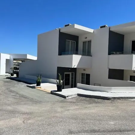 Family House Φαληράκι