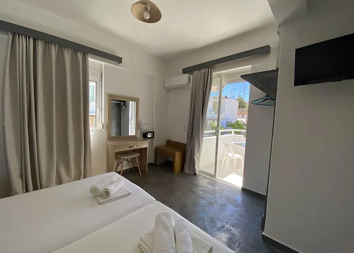 Family House 4* 法里拉基